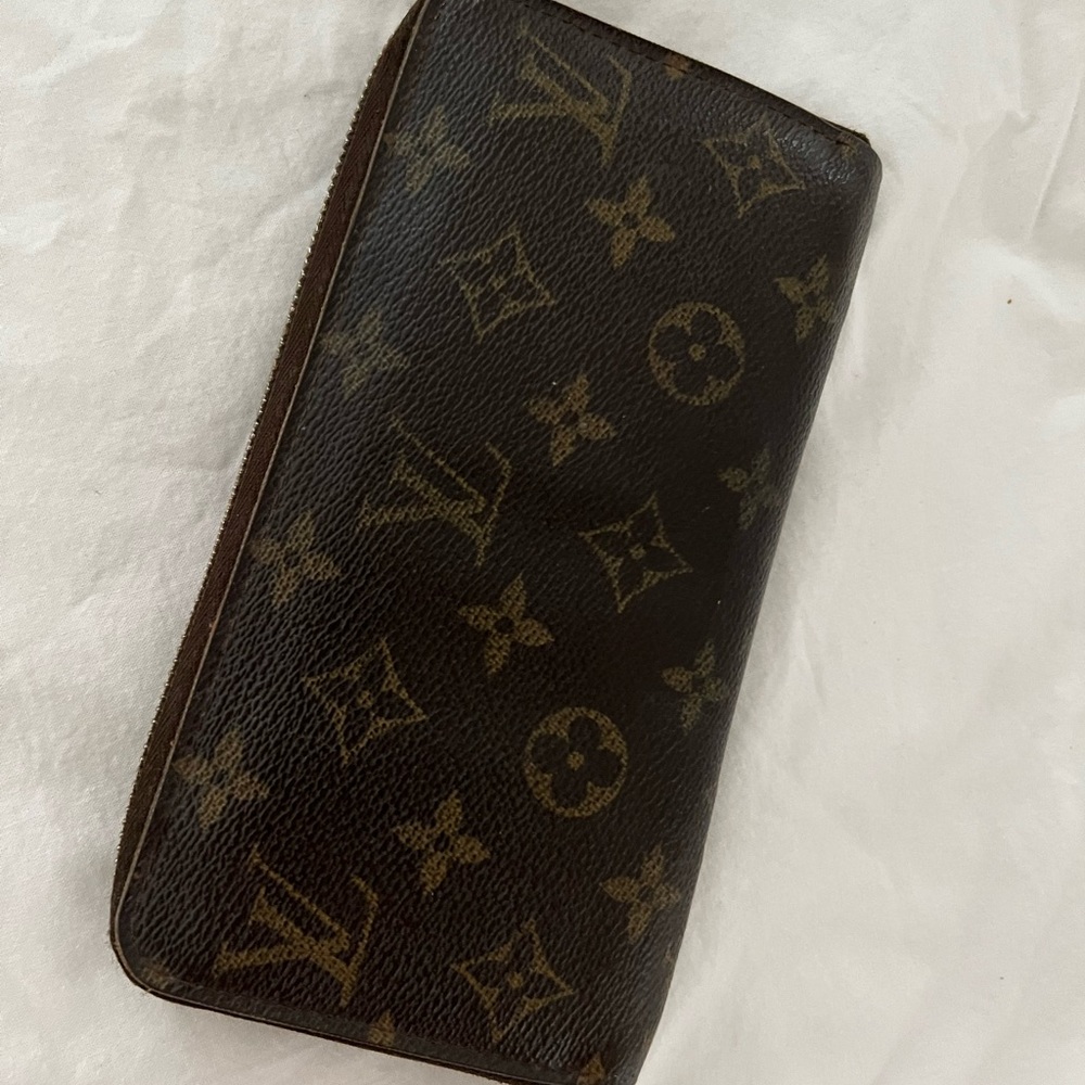 Louis Vuitton zipper wallet